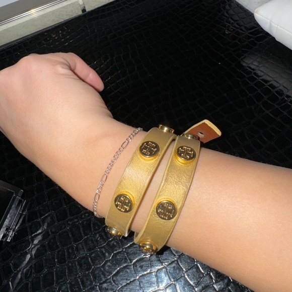 TORY BURCH DOUBLE WRAP GOLD TONE LOGO BRACELET! - Picture 2 of 3